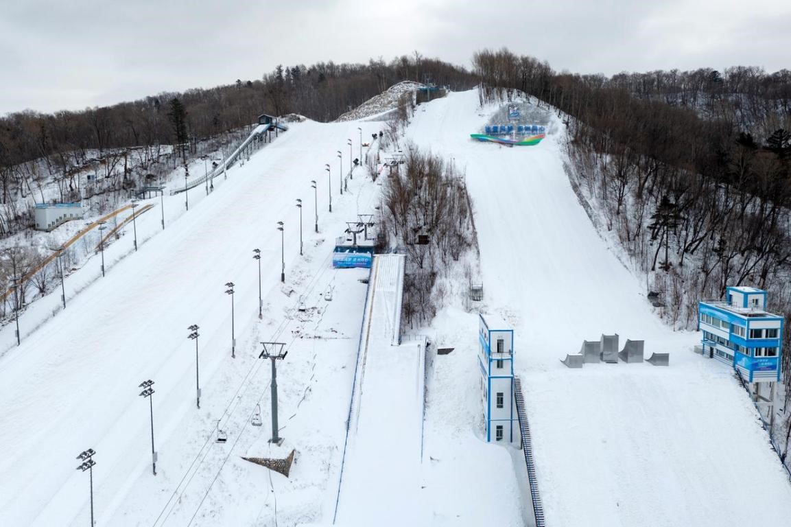 1739946685578383.jpg 单板场地.jpg